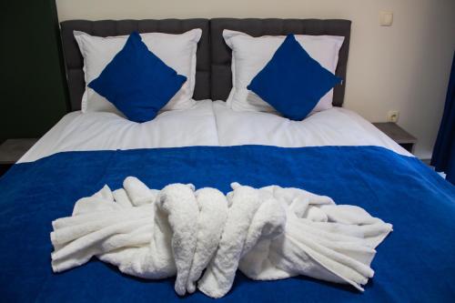 2 twin beds