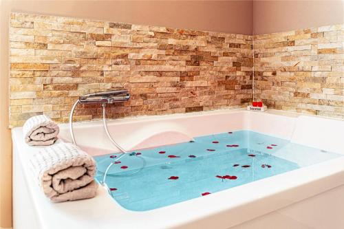 Studio Love room Spa Baignoire double La Ciotat Centre port