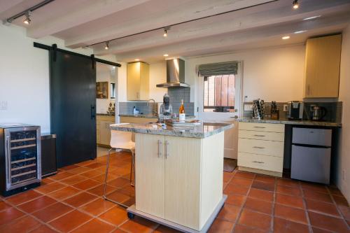 Modern, Luxury Studio With Awe Inspiring Red Rock Views Private Trail Head - Outdoor Firepit, Indoor Fireplace, on Property Sauna, Aromatherapy Steam Room, Hot Tub, Pools and Wellness Services, Sedona (foto 9)