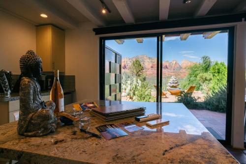 Modern, Luxury Studio With Awe Inspiring Red Rock Views Private Trail Head - Outdoor Firepit, Indoor Fireplace, on Property Sauna, Aromatherapy Steam Room, Hot Tub, Pools and Wellness Services, Sedona (foto 7)