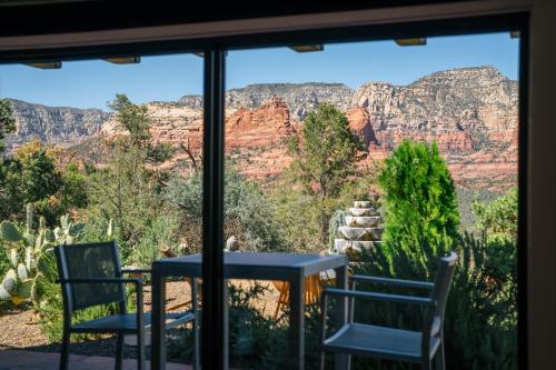 Modern, Luxury Studio With Awe Inspiring Red Rock Views Private Trail Head - Outdoor Firepit, Indoor Fireplace, on Property Sauna, Aromatherapy Steam Room, Hot Tub, Pools and Wellness Services - Apartment - Sedona