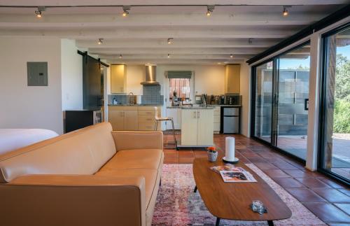 Modern, Luxury Studio With Awe Inspiring Red Rock Views Private Trail Head - Outdoor Firepit, Indoor Fireplace, on Property Sauna, Aromatherapy Steam Room, Hot Tub, Pools and Wellness Services, Sedona (foto 3)