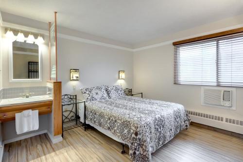 Astoria Hotel Room Type - Queen Room