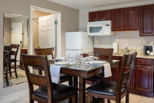 D. Hotel Suites & Spa - image 8