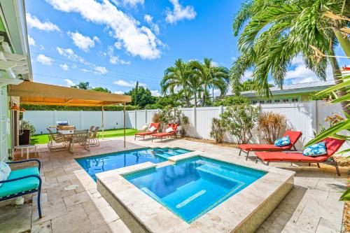 Walk to The Ave- Heated Pool, Spa, Golden Tee and Putting Green - mins to Beach thumb 3
