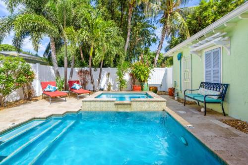 Walk to The Ave- Heated Pool, Spa, Golden Tee and Putting Green - mins to Beach thumb 4