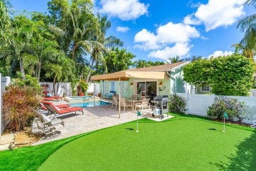 Walk to The Ave- Heated Pool, Spa, Golden Tee and Putting Green - mins to Beach detail