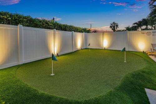Walk to The Ave- Heated Pool, Spa, Golden Tee and Putting Green - mins to Beach detail