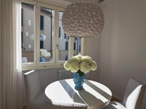 The window on the theatre and the cathedral - Luxury apartment, Côme (photo 9)