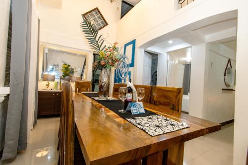 200m² 6 guļamistaba, 2 privāta vannas istaba Māja Tanjay City
 (Whitehaus BnB) in Bais