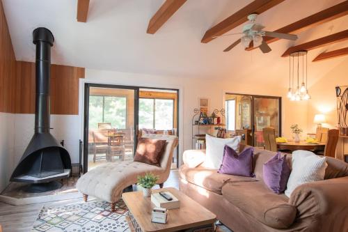 Lake House in Centerville with Private Water Access in Barnstable, USA