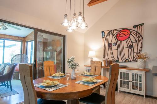Lake House in Centerville with Private Water Access in Barnstable, USA