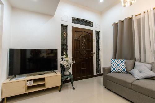 200m² 6 guļamistaba, 2 privāta vannas istaba Māja Tanjay City
 (Whitehaus BnB) in Bais