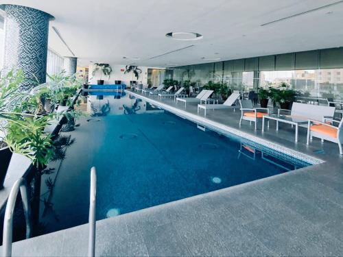 On Paseo de la Reforma, great location, luxurious, pool, gym, AC