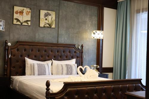 Queen Room with Pool View image 3