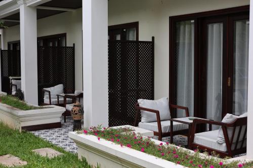 Twin Room with Garden View image 4