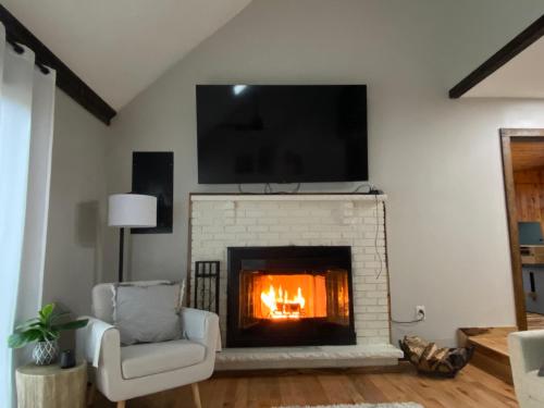 Coach Cabin- Poconos Retreat l Cozy l Sauna l Fireplace l Firepit l Gazebo BBQ in Tobyhanna, USA