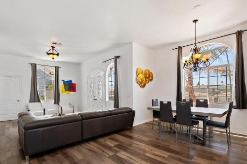 Private 1bedroom for rent in a 3bedroom 2bath unit to share with roommate in Los Angeles, USA
