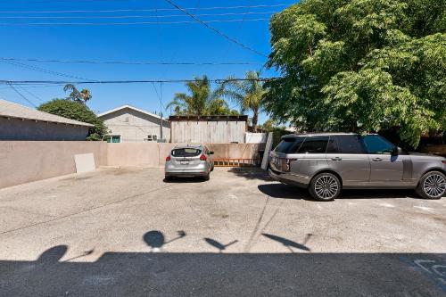 Private 1bedroom for rent in a 3bedroom 2bath unit to share with roommate in Los Angeles, USA
