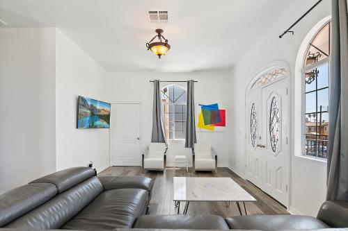 Private 1bedroom for rent in a 3bedroom 2bath unit to share with roommate in Los Angeles, USA