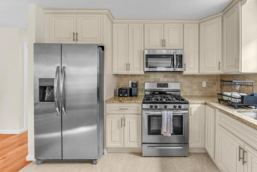 Cozy 3BR Newark Apt with Easy Access to NYC and Seton Hall in Newark, USA