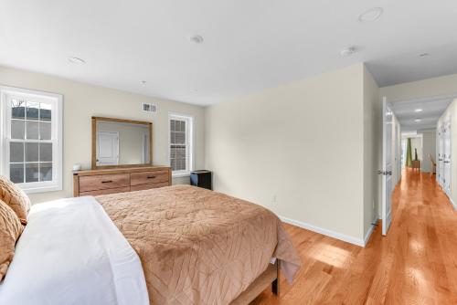 Cozy 3BR Newark Apt with Easy Access to NYC and Seton Hall in Newark, USA