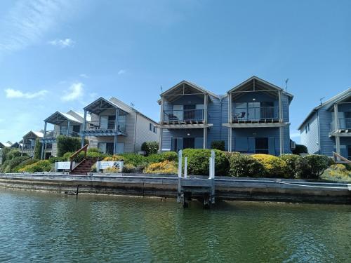 Captains Cove Resort - Waterfront Apartments - Granite Rock