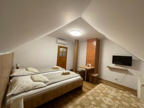 2 twin beds