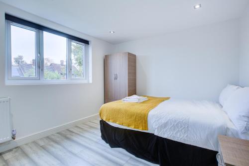 6 - 7 beds-Sleeps 12-Elizabeth Line-Free Parking gîte à louer Navestock