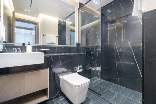 Elegant treat with Burj Khalifa view by Suiteable, Dubai (photo 9)