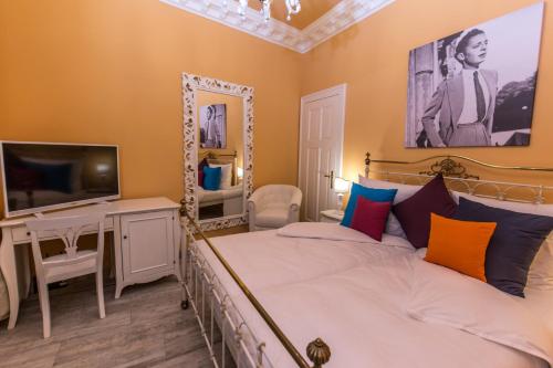 room detail thumbnail 2