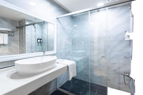 Quadruple Room with Shower image 2
