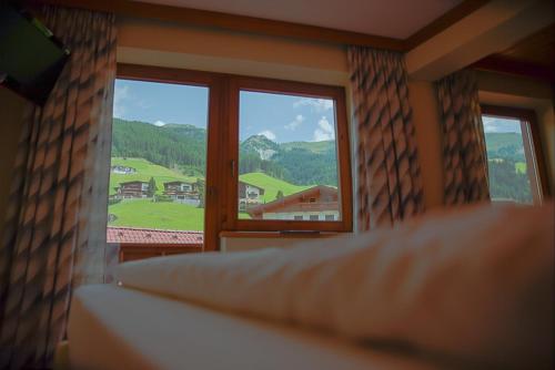 Aparthotel Dorfplatzl Garni Apartments & B&B - Accommodation - Tux