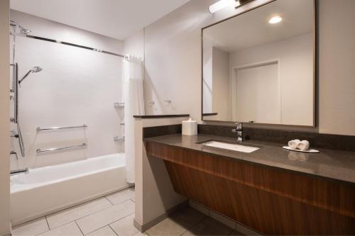 Fairfield Inn & Suites by Marriott Cleveland Tiedeman Road - image 7