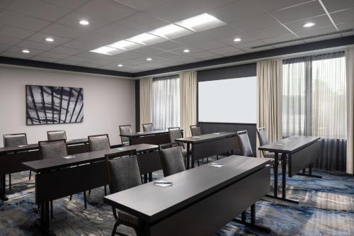 Fairfield by Marriott Inn & Suites Cleveland Tiedeman Road - 회의실/연회장