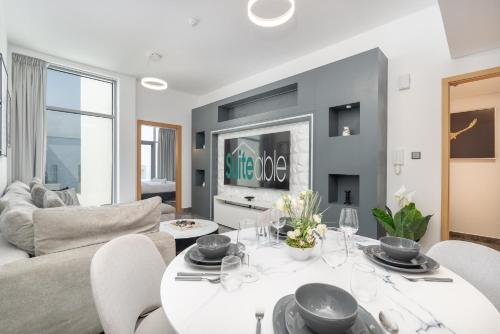 Modern Comfort in a Spacious Apartment - Suiteable, Dubai