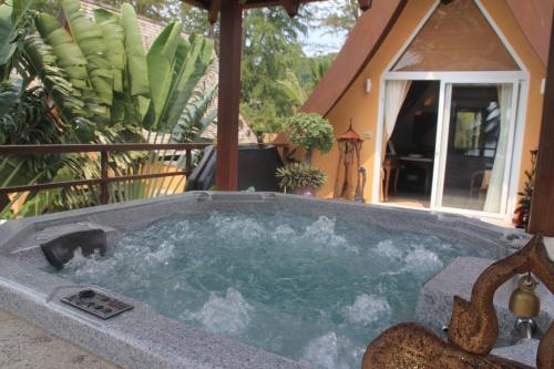Hot tub, Little Sunshine Boutique Beach Resort & Spa in Klong Son