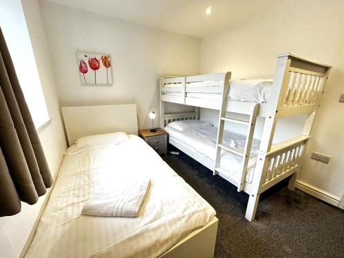 Maisy Lodge - Two Bed Lux Flat - Parking, Netflix, WIFI - Close to Blenheim Palace & Oxford - F2