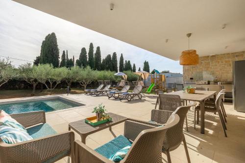 Villa San Zusto, 1600 m2 plot area, heated pool with hydromassage zone – khách sạn tại Galižana
