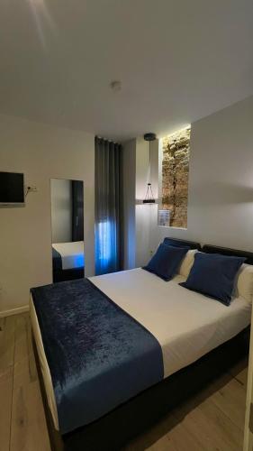 Small Double Room image 10