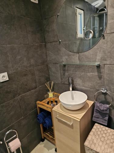 Baño, Maisonnette U Santu Ghjuvandria ou A Santa Ghjulia entre mer et Montagne in Bastia City Center