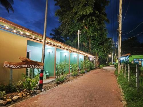Kohmook​ Money​ House in Trang