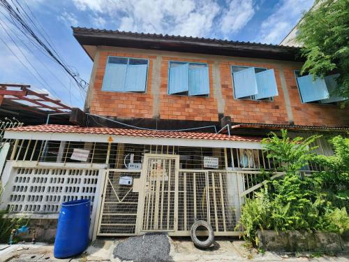 Exterior view, 110:Homely Apartment Free Wi-Fi and Near BTS line near SOS the pet hospital