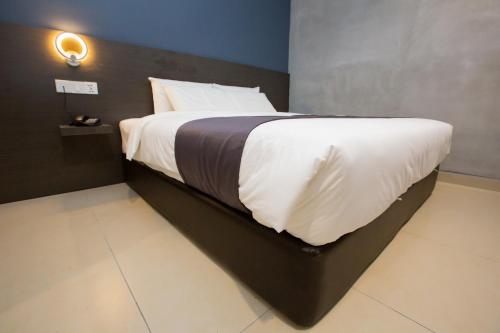 Superior King Room image 6