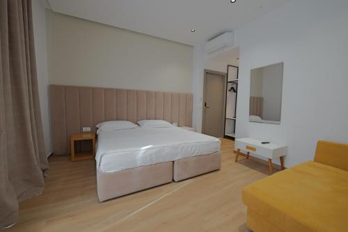 1 queen bed, 1 sofa bed
