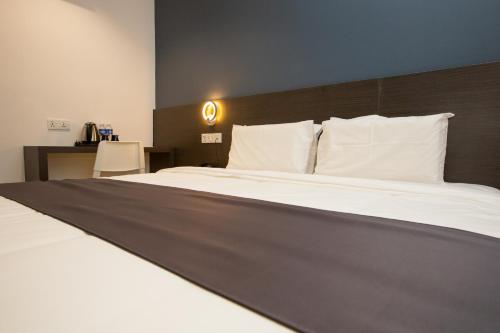 1 Hotel Signature - image 2