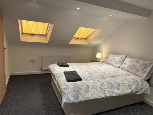 Luton Home near Airport Private & Shared Bathroom Option