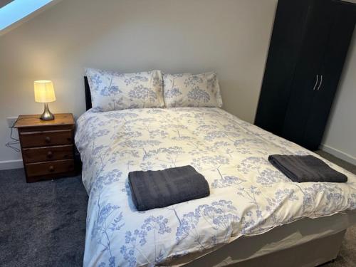 Luton Home near Airport Private & Shared Bathroom Option