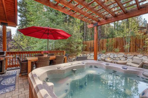 Pinecrest at Winter Creek- Cozy Cabin w Hot Tub, Walk To Downtown Truckee