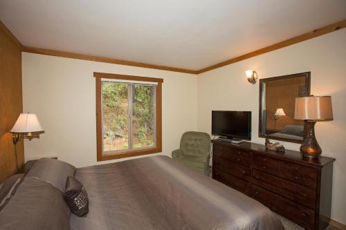 Palisades Tahoe Ski Condo - Remodeled 2 BR, Walking Distance to Lifts & Village